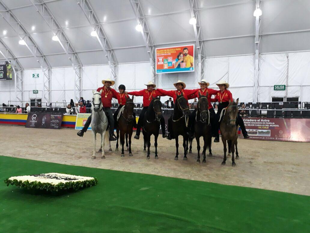 Familia de Criadero El Astro a caballo con sus medallas en Agroexpo, premiada como mejor familia montando caballo criollo colombiano