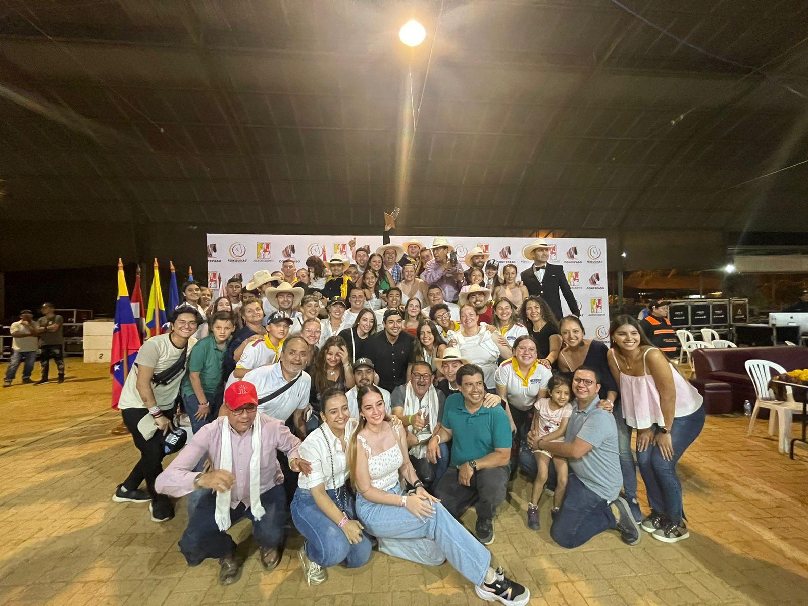 Familia El Astro celebrando en el Mundial de Cali 2022